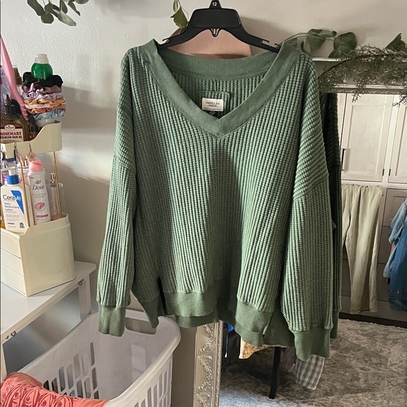 Universal Thread Sweaters - Universal Thread Olive V-Neck Sweater